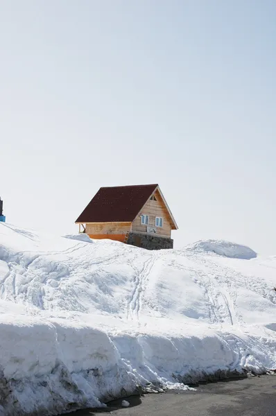 Casa solitária no dia ensolarado brilhante do inverno — Fotografia de Stock