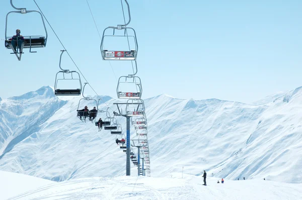 晴朗冬日的滑雪升降椅 — 图库照片