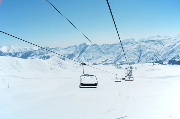 เก้าอี้ยกสกีในวันฤดูหนาวที่สดใส — ภาพถ่ายสต็อก