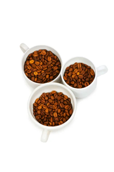 Três copos brancos cheios de grãos de café — Fotografia de Stock