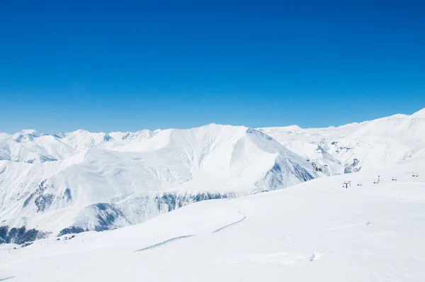 Alte montagne sotto la neve in inverno — Foto Stock