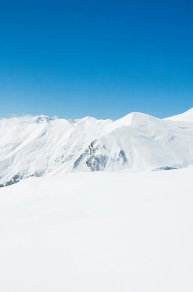 Vysoké hory pod sněhem v zimě — Stock fotografie