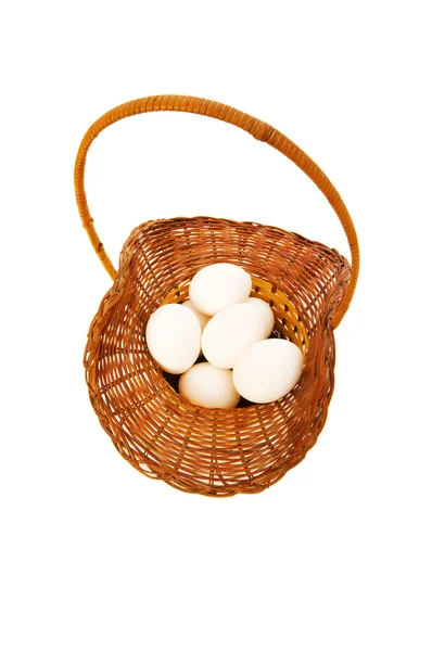 Καλάθι γεμάτο αβγά που απομονώνονται σε λευκό — Φωτογραφία Αρχείου
