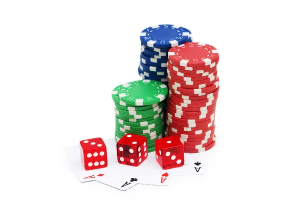 Fichas de casino isoladas no branco — Fotografia de Stock