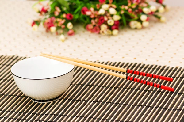 筷子和碗上竹凉席 — 图库照片