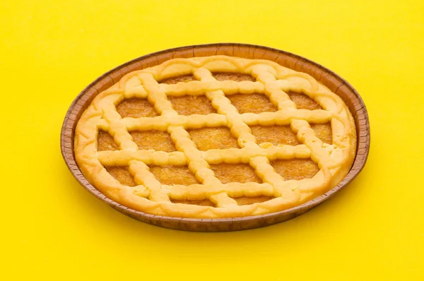Сладкий пирог изолирован на желтый — стоковое фото