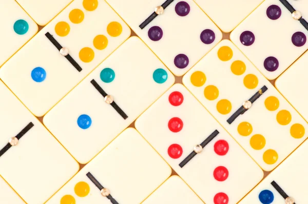 Färgglada dominobrickor ordnade — Stockfoto