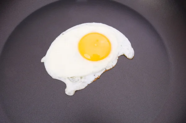 Жареное яйцо в кастрюле — стоковое фото