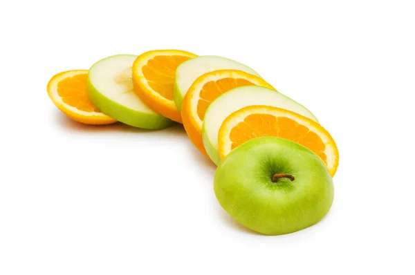 スライスされたオレンジとアップル — ストック写真