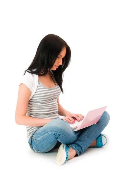 Meisje bezig met laptop geïsoleerd op wit — Stockfoto