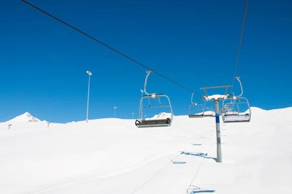 화창 한 겨울날 스키 리프트 의자 — 스톡 사진