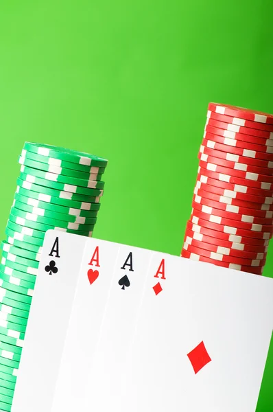 カジノのチップと 4 つのエース — ストック写真
