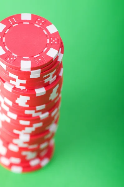Flis av røde kasinobrikker – stockfoto