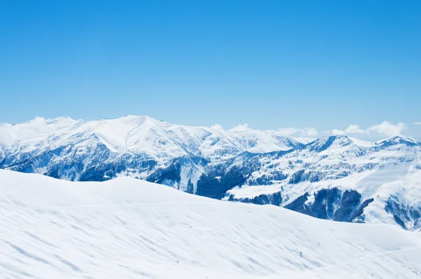 Высокие горы под снегом — стоковое фото