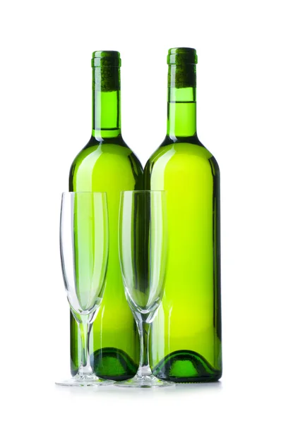 Butelki i kieliszki na białym tle — Zdjęcie stockowe