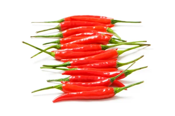 Rode chilipepertjes geïsoleerd op de witte — Stockfoto