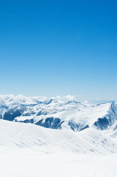 Высокие горы под снегом зимой Стоковое Фото