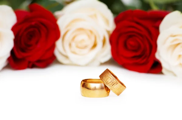 Rosas e anéis de casamento — Fotografia de Stock