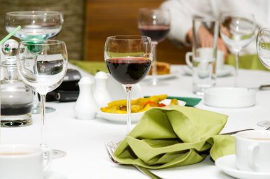 şarap kadehleri masada.