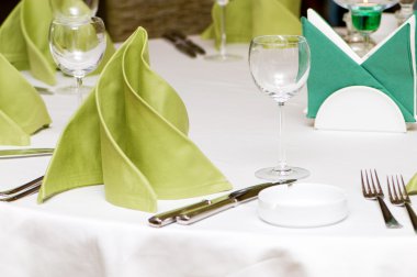 şarap kadehleri masada.