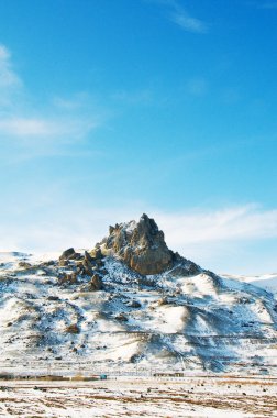 yüksek dağlarda kar altında