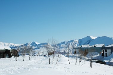 yüksek dağlarda kar altında