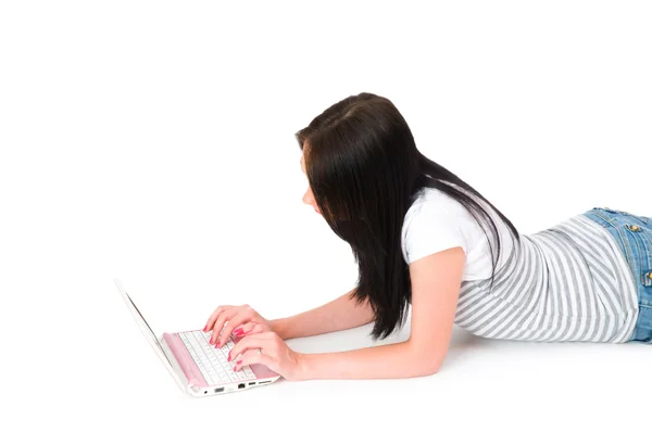 Meisje bezig met laptop geïsoleerd — Stockfoto