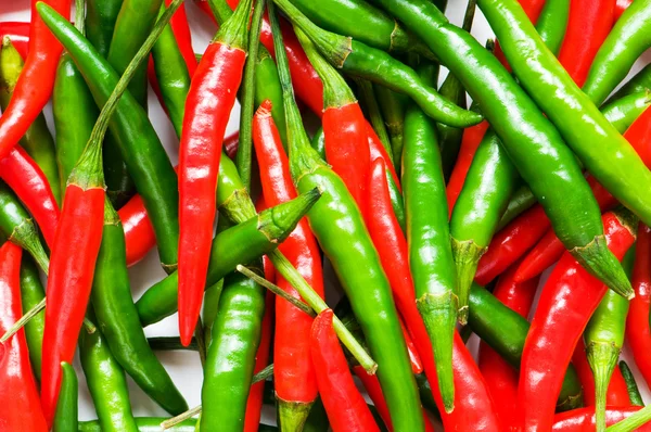 Κόκκινες και πράσινες πιπεριές τσίλι — Φωτογραφία Αρχείου