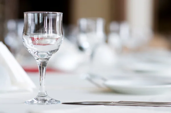 テーブルの上のワイングラス — ストック写真