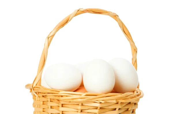 Cesta llena de huevos aislados — Foto de Stock