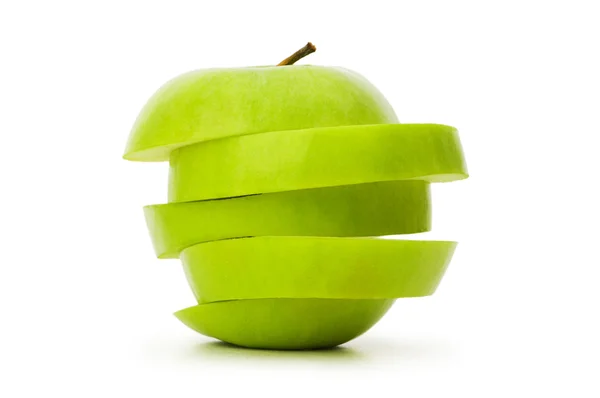 Нарезанное зеленое яблоко изолировано — стоковое фото