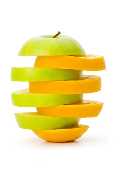 Plasterki pomarańczy i jabłko na białym tle — Zdjęcie stockowe