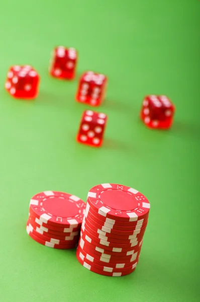 Casino chips en dobbelstenen — Stockfoto
