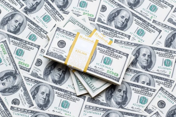 Пачка долларов на деньги — стоковое фото