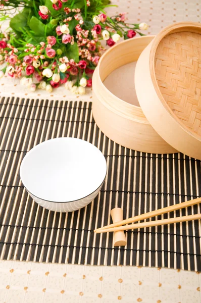 Ätpinnar och skål på bambu matta — Stockfoto