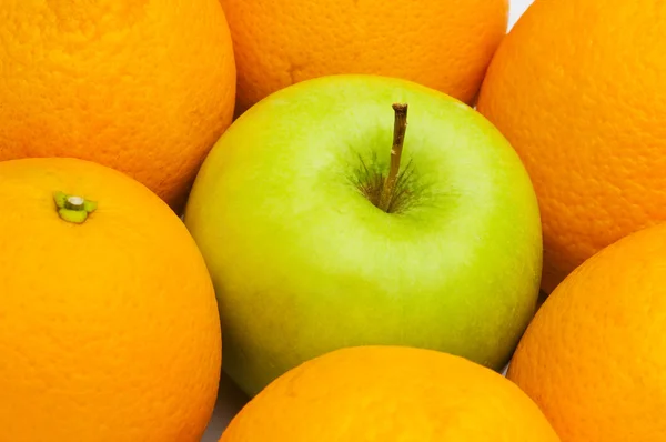 Apple и апельсины — стоковое фото