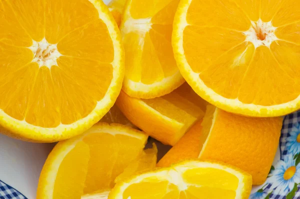 Extremo primer plano de naranjas medio cortadas — Foto de Stock