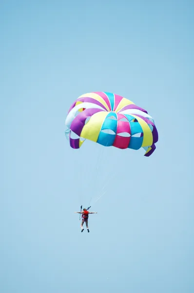 Багатокольоровий парашут над небом — стокове фото