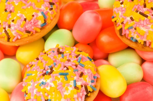 Pasteles dulces y encías coloridas —  Fotos de Stock