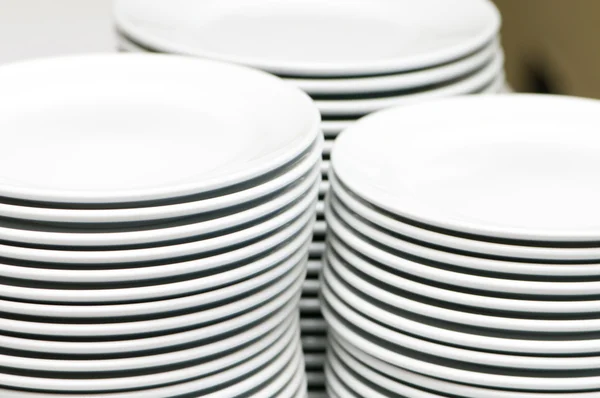 Boş beyaz tabak yığınları — Stok fotoğraf
