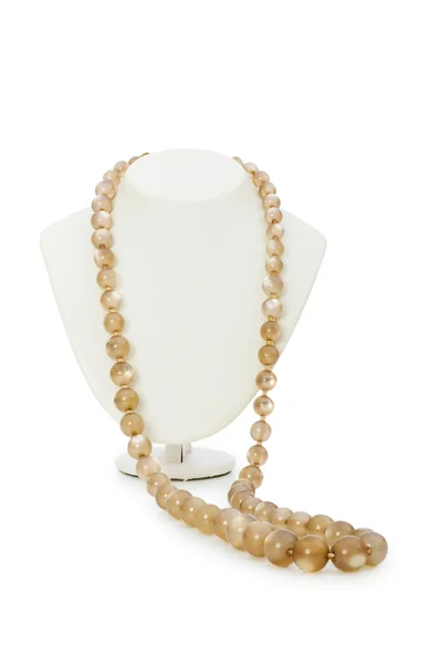 Collana di perle isolata sul bianco — Foto Stock