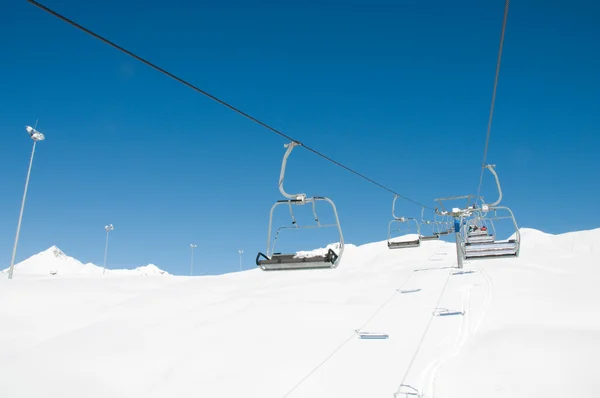 Sedie da skilift nella luminosa giornata invernale — Foto Stock