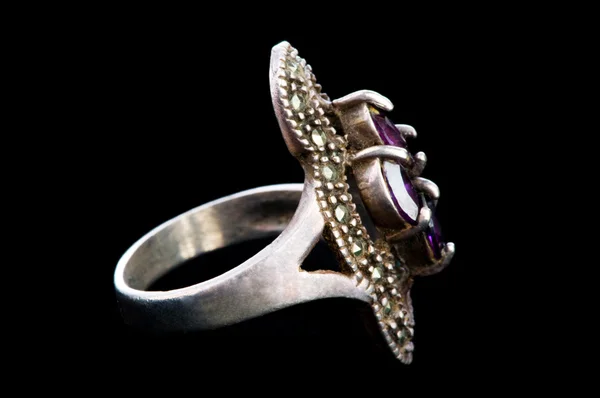Smycken ring isolerat på svarten — Stockfoto