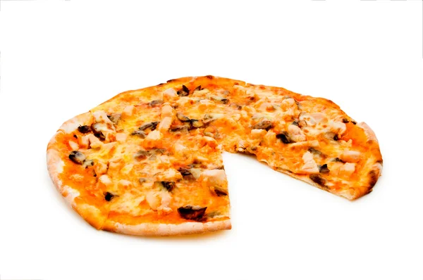 Кругла піца ізольована на білому — стокове фото