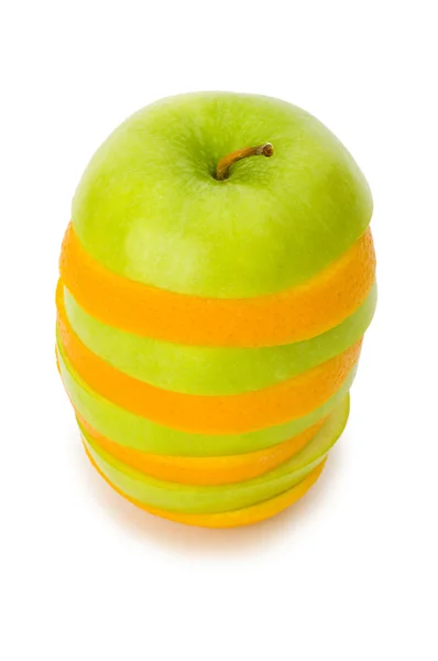 Dilimlenmiş portakal ve elma izole — Stok fotoğraf