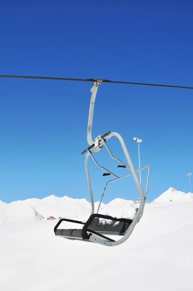 Стільці для підйому лиж у яскравий день — стокове фото