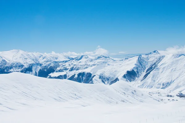Hoge bergen onder de sneeuw — Stockfoto