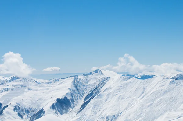 Altas montanhas sob neve — Fotografia de Stock