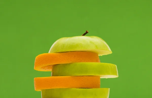 Нарезанные апельсин и яблоко — стоковое фото