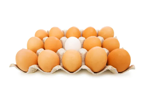 Stå ut från mängden koncept med ägg — Stockfoto